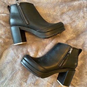 Sorel size 8 chunky block heal bootie waterproof leather